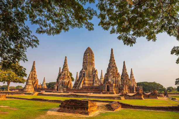 der wat chaiwatthanaram im ayutthaya historical park ist ein wichtiger ort und wird für dreharbeiten in filmen und dramen verwendet. es ist sowohl bei thailändischen als auch bei internationalen touristen beliebt. - wat chaiwattanaram stock-fotos und bilder