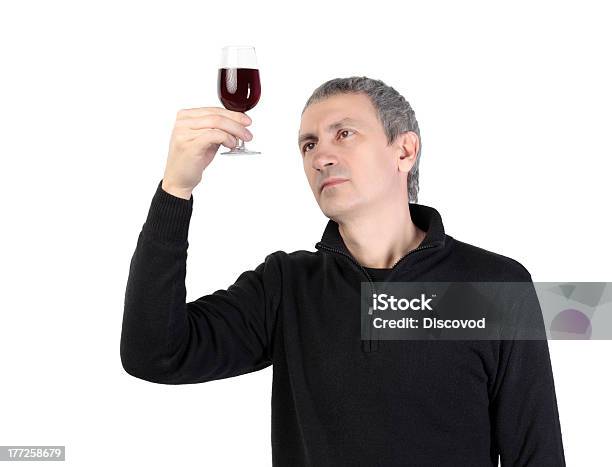 Foto de Homem Segurando Um Copo De Tinto Vinho Do Porto e mais fotos de stock de Adulto - Adulto, Beber, Bebida alcoólica