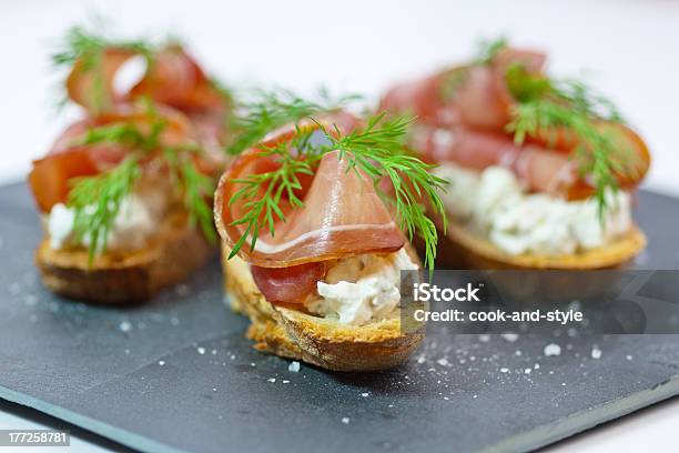 Crostini Z Szynka - zdjęcia stockowe i więcej obrazów Antipasto - Antipasto, Bekon, Bliskie zbliżenie