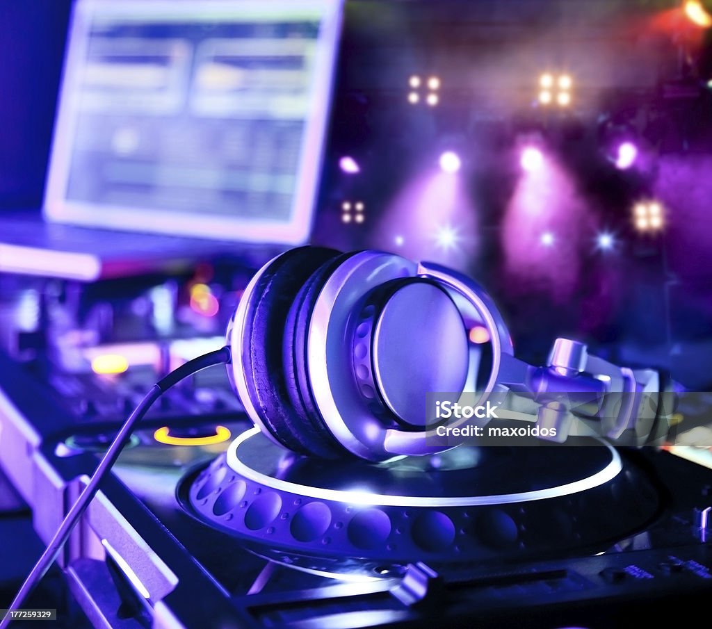 mixer Dj con le cuffie - Foto stock royalty-free di DJ