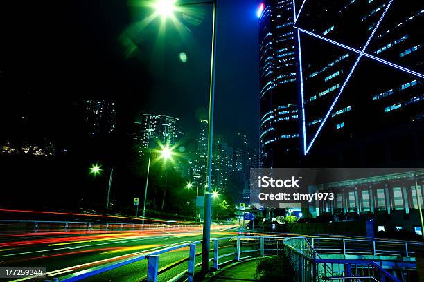 Moving Auto Mit Blur Licht Durch Die Stadt Bei Nacht Stockfoto und mehr Bilder von Abenddämmerung