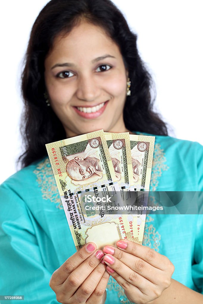 Feliz mulher segurando notas de Moeda Indiana - Foto de stock de 20-24 Anos royalty-free