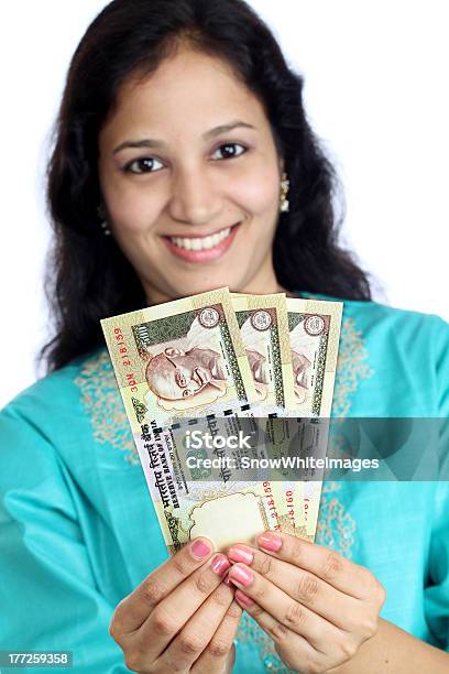 Foto de Feliz Mulher Segurando Notas De Moeda Indiana e mais fotos de stock de 20-24 Anos - 20-24 Anos, 500, Adolescente