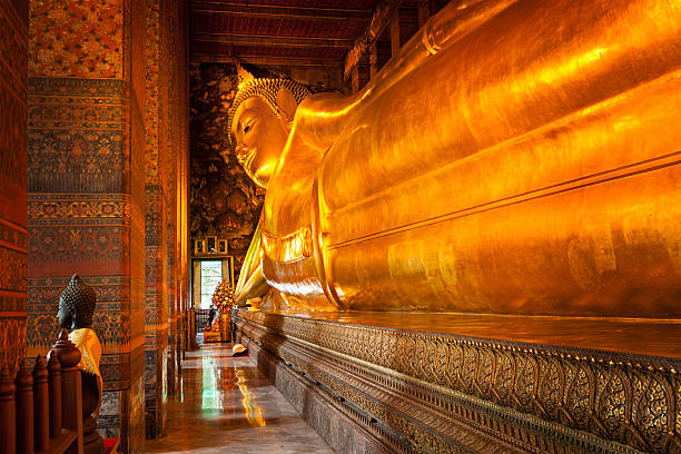 bouddha incliné, en thaïlande - bouddha incline photos et images de collection