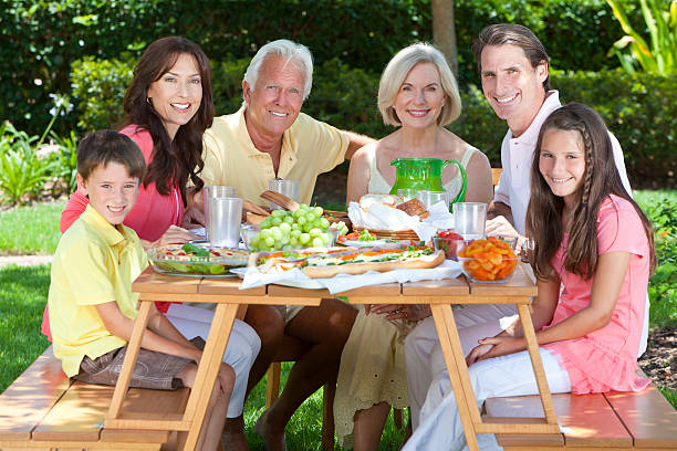 genitori, nonni bambini famiglia sano mangiare all'aperto - family grape foto e immagini stock