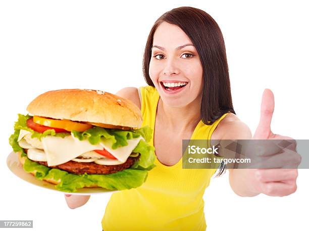 Donna Con Hamburger Di Manzo - Fotografie stock e altre immagini di Adulto - Adulto, Affamato, Alimentazione non salutare