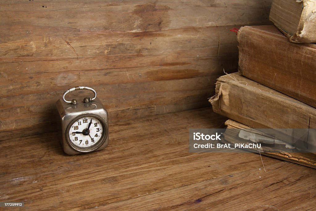 Antigo relógio e livros antigos na madeira - Foto de stock de Abstrato royalty-free