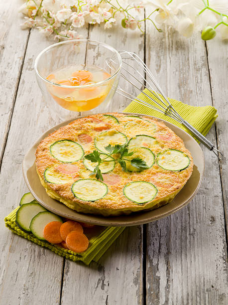 omelette con zanahoria zucchinis y perejil - squash flower plant single flower fotografías e imágenes de stock