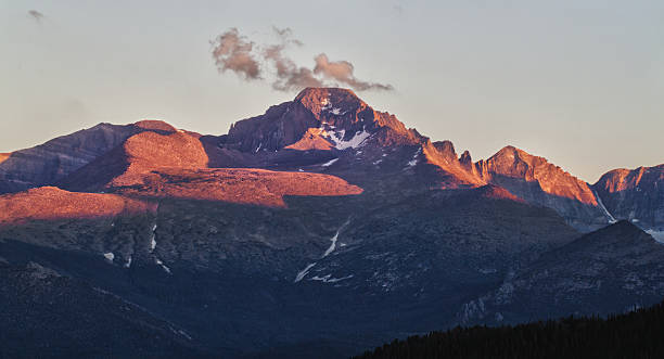 prolungati cima delle montagne rocciose in estate, colorado - mountain peak long colorado mountain foto e immagini stock
