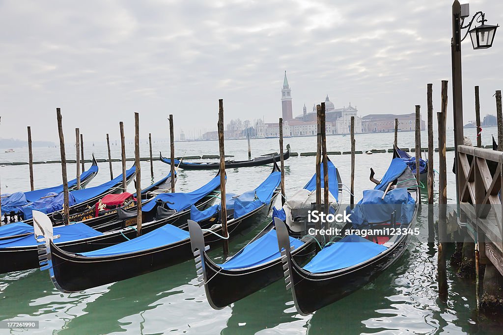 Gôndolas em Veneza, com Azul cobertura - Foto de stock de Antigo royalty-free