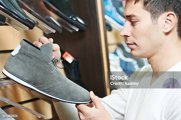 Foto de Jovem Homem Escolher Calçado Em Loja De Roupas e mais fotos de stock de Homens - Homens, Loja de Sapatos, Adulto