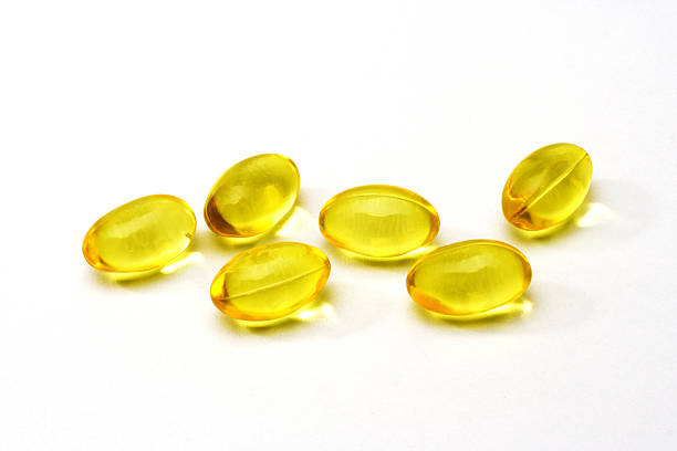 pillole di olio di fegato di merluzzo - gel capsules foto e immagini stock