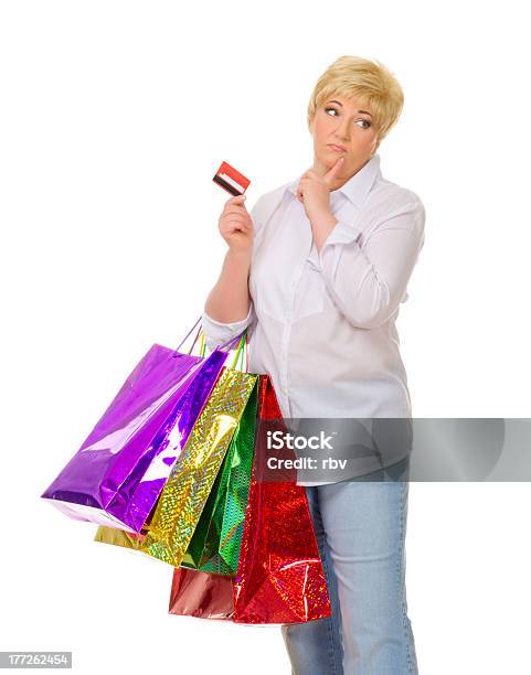 Photo libre de droit de Femme Âgée Heureuse Avec Sacs Et Votre Carte De Crédit banque d'images et plus d'images libres de droit de 60-64 ans