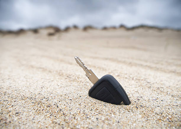 llave de coche en la arena - lost beach fotografías e imágenes de stock