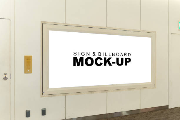 grande cartellone pubblicitario mockup al centro commerciale per il marketing - poster wall blank urban scene foto e immagini stock