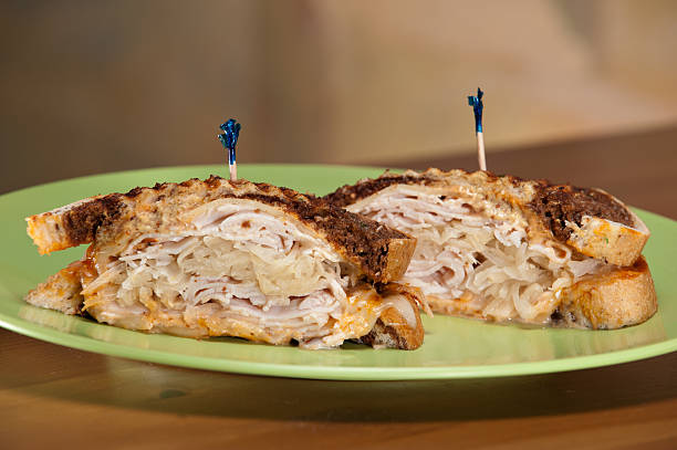 turquia sanduíche reuben de centeio - sandwich reuben sandwich dining bread - fotografias e filmes do acervo