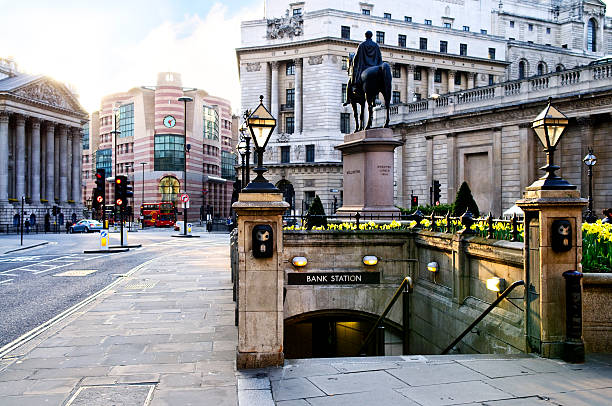 entrada de la estación del banco en londres - london underground fotografías e imágenes de stock