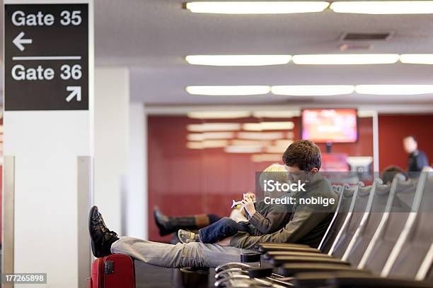 Photo libre de droit de Père Et Fils À Laéroport banque d'images et plus d'images libres de droit de Aéroport - Aéroport, Famille, Arrivée