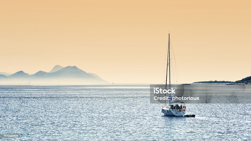 Promenade en bateau avant le coucher du soleil - Photo de Bateau à voile libre de droits