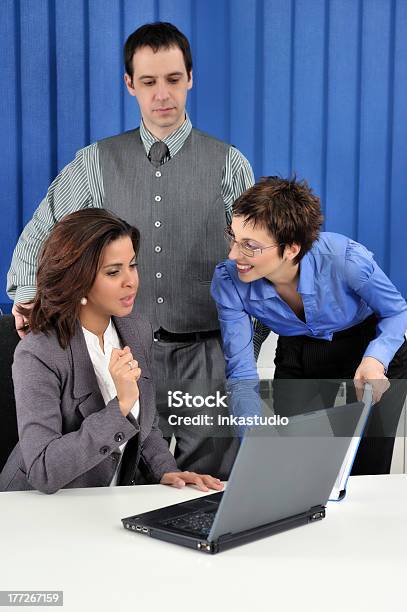 Foto de Tomar Uma Decisão De Negócio e mais fotos de stock de Adulto - Adulto, Azul, Cabelo Castanho