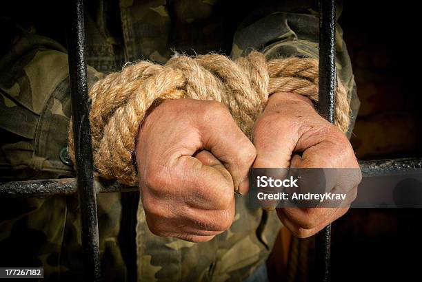Foto de Amarrado Homem Com As Mãos e mais fotos de stock de Atrás - Atrás, Cela de Prisão, Corda