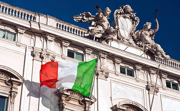 o włochy/consulta palace, flaga włoch tricolore, piazza quirinale, rzym - balcony rome window ornate zdjęcia i obrazy z banku zdjęć