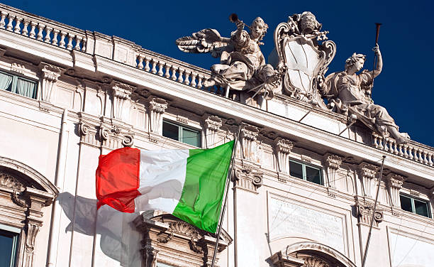A Itália/Consulta Palace, bandeira italiana Tricolore, Piazza Quirinale, Roma - foto de acervo