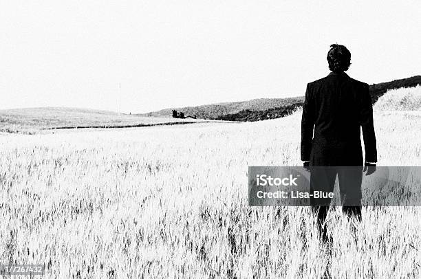 Empresário No País Preto E Branco - Fotografias de stock e mais imagens de Ao Ar Livre - Ao Ar Livre, Cena Não Urbana, Cena Rural