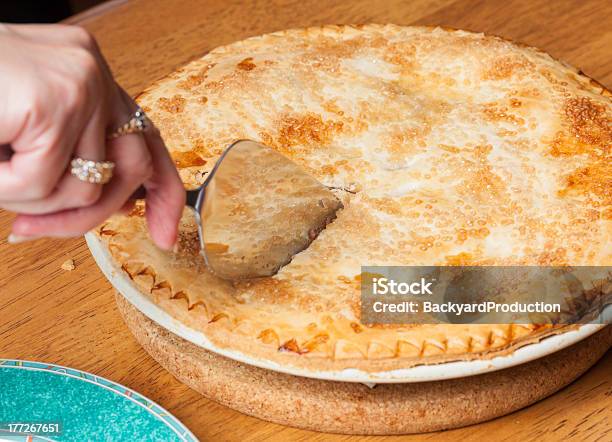 Hausgemachte Apfeltorte Auf Holztisch Stockfoto und mehr Bilder von Apfel - Apfel, Apfelkuchen, Backen