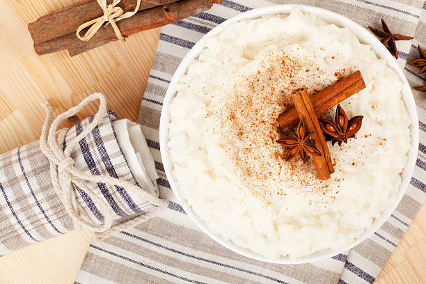 budín de arroz vista superior. - rice pudding fotografías e imágenes de stock