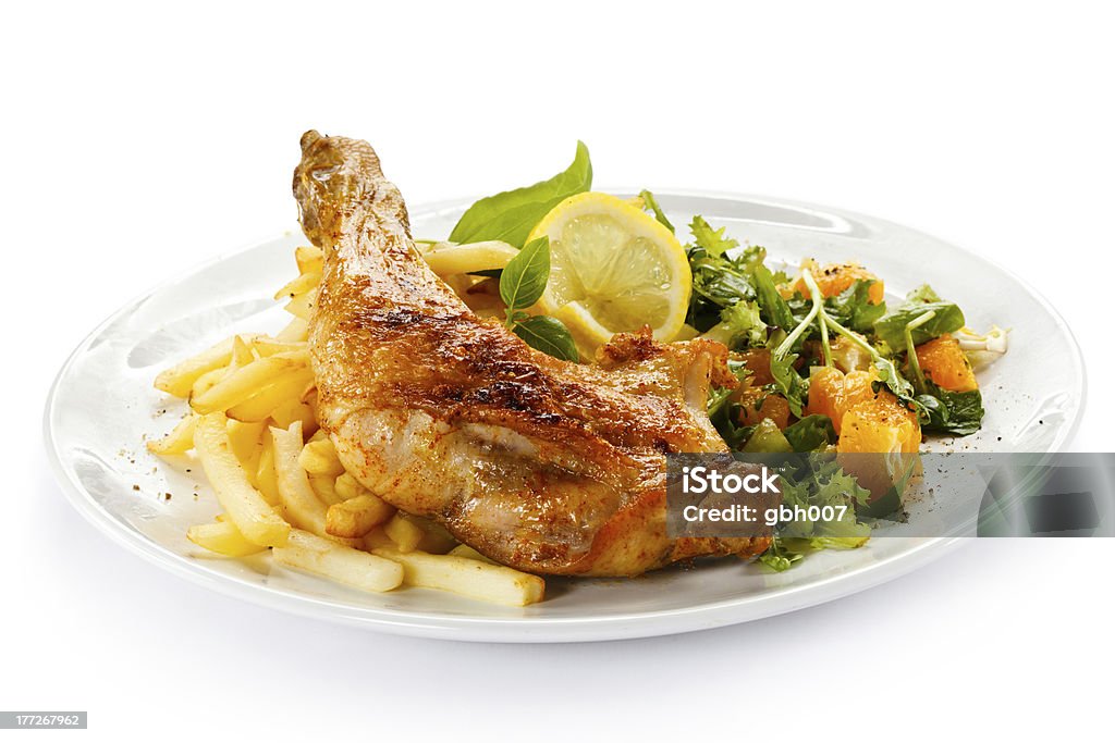 Coscia di pollo arrosto e patatine fritte e verdure - Foto stock royalty-free di Carne di pollo