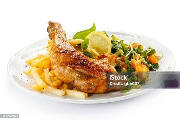 Coscia Di Pollo Arrosto E Patatine Fritte E Verdure - Fotografie stock e altre immagini di Carne di pollo