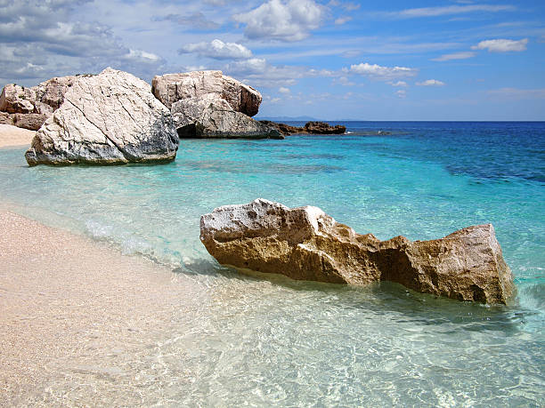 Big rocas y agua azul turquesa de una playa de cerdeña - foto de stock