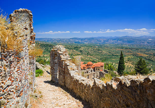 ruines de la vieille ville en mystras, grèce - sparta greece ancient past archaeology photos et images de collection