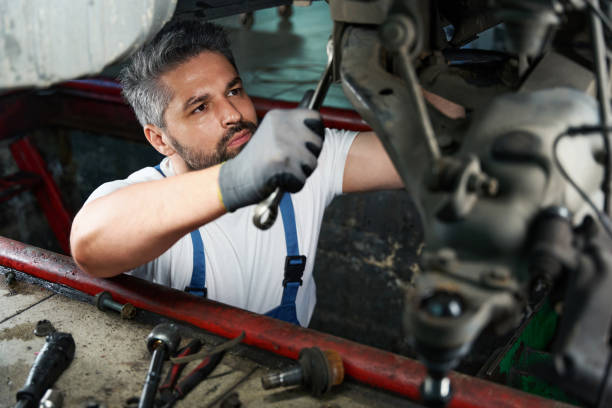 経験豊富な自動車整備士が検査ピットで自動車を修理しています - mechanic auto mechanic wrench auto repair shop ストックフォトと画像