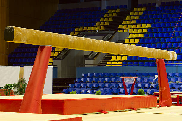 gymnastic barra de equilibrio - barra de equilibrio fotografías e imágenes de stock