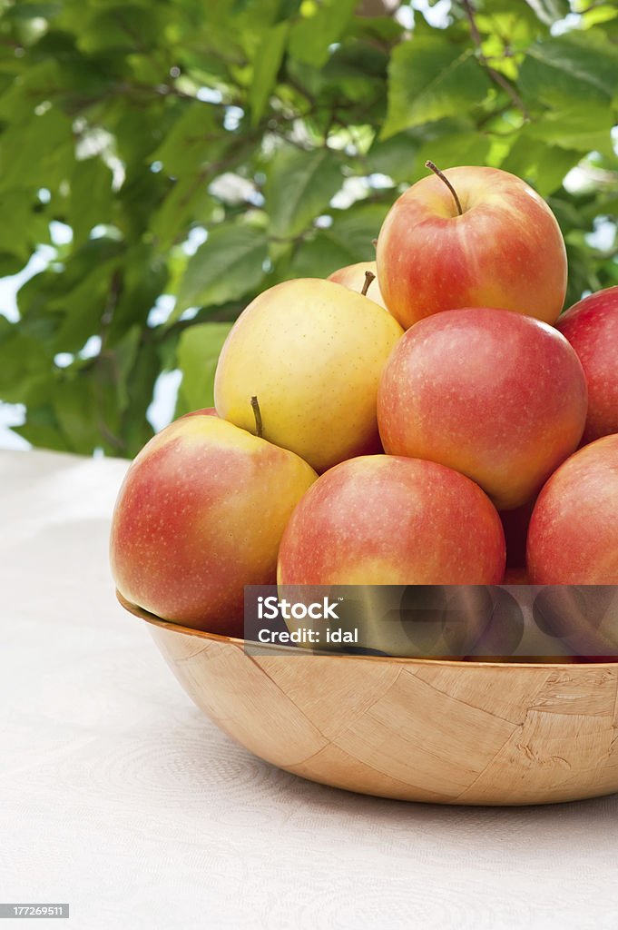 juicy спелые яблоки на стол в саду - Стоковые фото Без людей роялти-фри