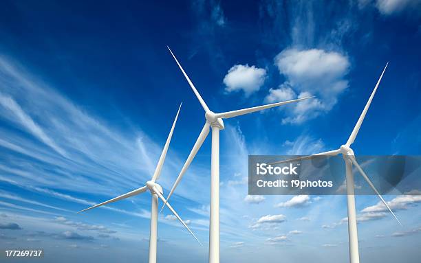 Generatore Di Vento Turbine In Cielo - Fotografie stock e altre immagini di Ambiente - Ambiente, Cielo, Combustibile fossile