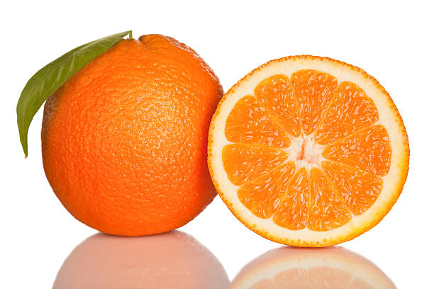 Fatia de laranja isolada no branco - fotografia de stock