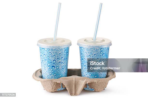Due Bicchieri Di Plastica Per Le Bevande In Cartone Supporto - Fotografie stock e altre immagini di Acqua