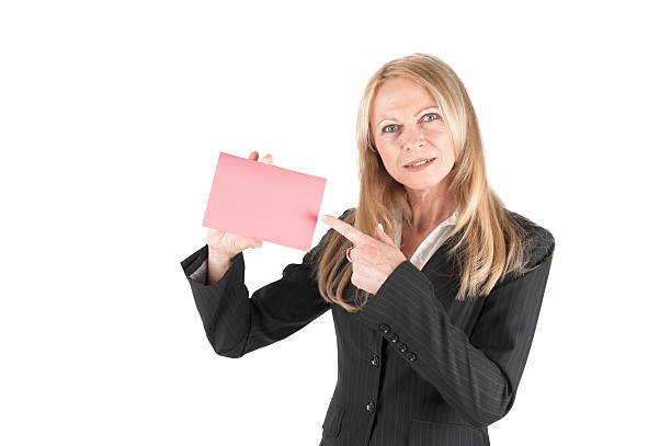 средний возрасте бизнес женщина с розовыми комбинация - sozial стоковые фото и изображения