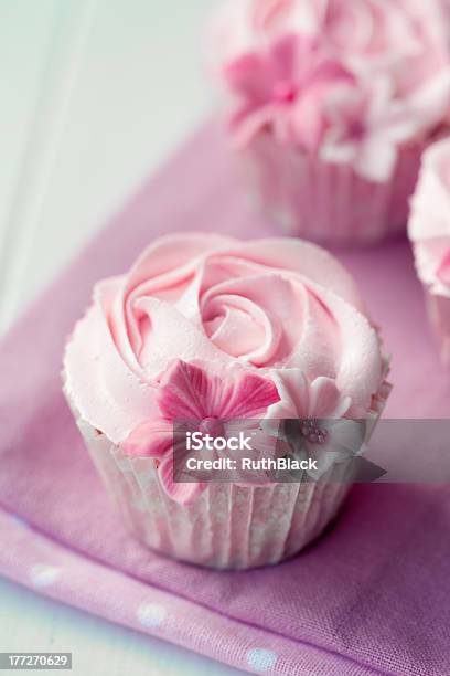 Cupcakes Rosa - Fotografias de stock e mais imagens de Assado no Forno - Assado no Forno, Bolinho, Bolo - Sobremesa