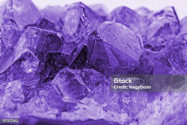 Crystal Макро Фото В Фиолетовый Цвет — стоковые фотографии и другие картинки Абстрактный - Абстрактный, Без людей, Блестящий