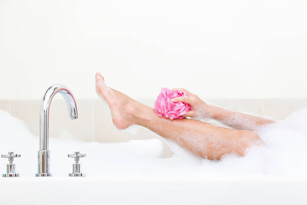 mujer en el baño - naked women human leg body fotografías e imágenes de stock