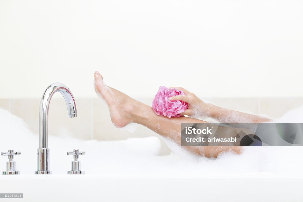 Donna in bagno - Foto stock royalty-free di Doccia