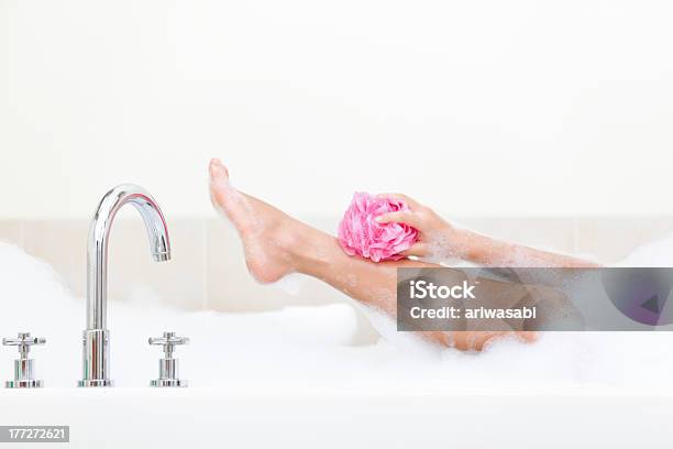 Donna In Bagno - Fotografie stock e altre immagini di Doccia - Doccia, Schiuma di sapone, Lavare