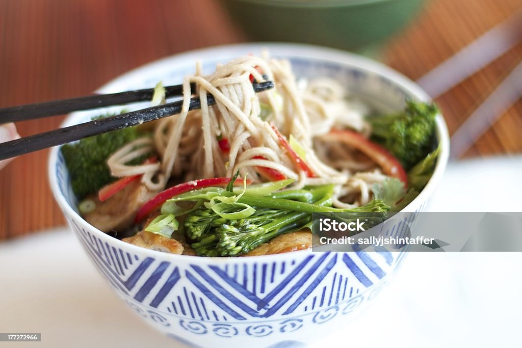 Blue & branco tigela de salada de macarrão asiático - Foto de stock de Alimentação Saudável royalty-free