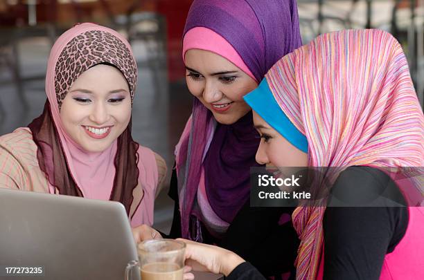 Foto de Jovem Muslimah e mais fotos de stock de Adolescente - Adolescente, Adolescentes Meninas, Adulto