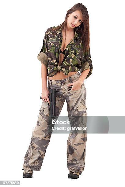 Cabina editorial Sede Mujer Con Uniforme Militar Foto de stock y más banco de imágenes de Ropa de  camuflaje - Ropa de camuflaje, Sensualidad, Adulto - iStock