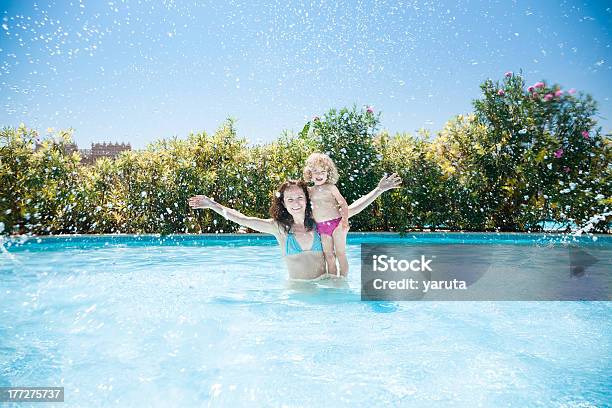 Criança Feliz Brincando Com A Mãe - Fotografias de stock e mais imagens de Piscina - Piscina, Adulto, Alegria